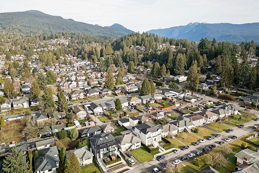 328 E 18th Street North Vancouver, BC - 30