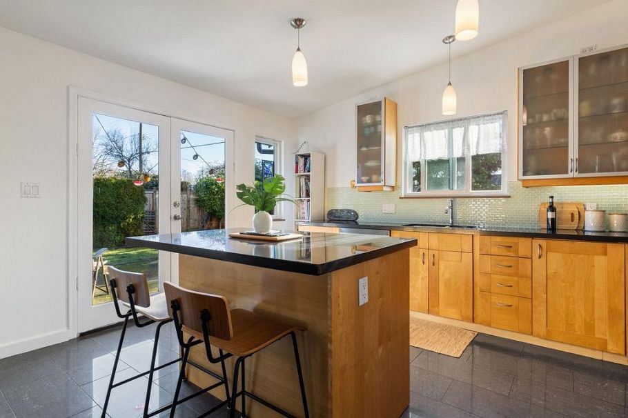 1315 W 15th Street North Vancouver, BC - 12