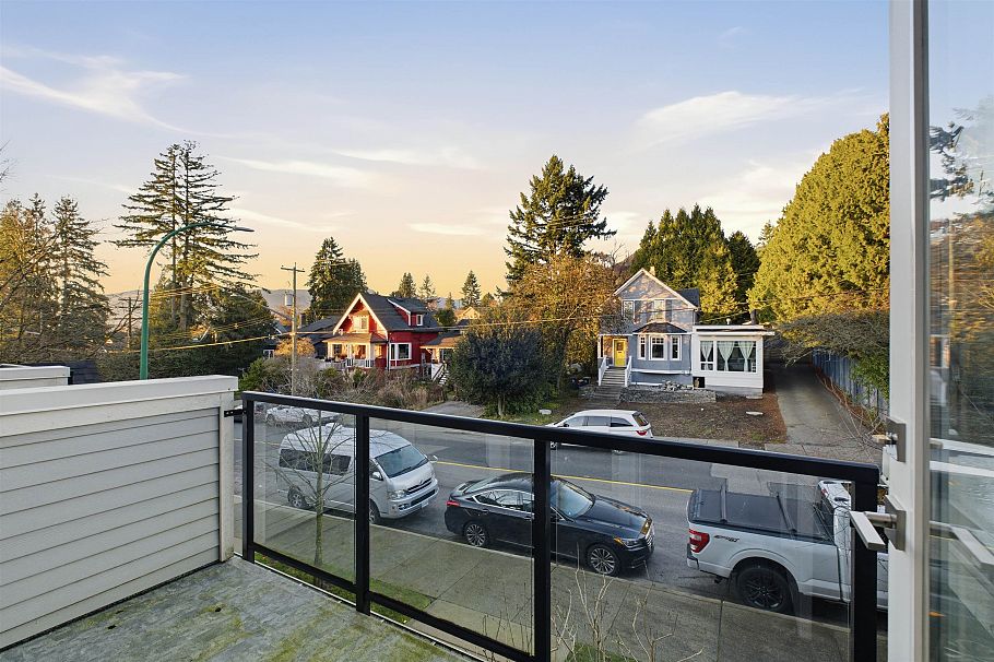 2 115 W Queens Road North Vancouver, BC - 18