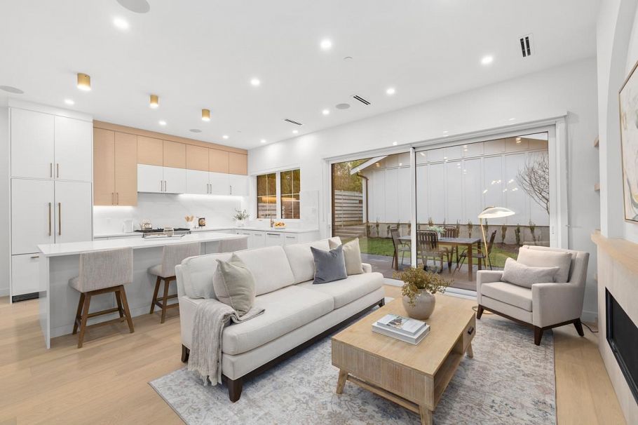 2 810 E 22nd Avenue Vancouver, BC - 3