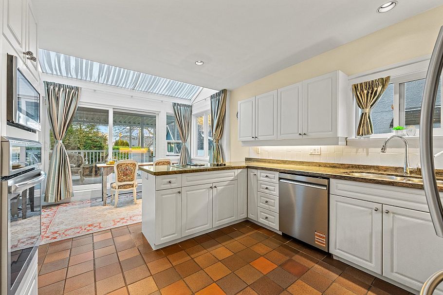 4069 W 14th Avenue Vancouver, BC - 6