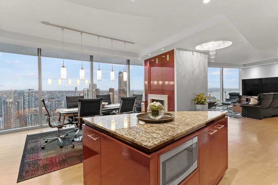 3704 938 Nelson Street Vancouver, BC - 2