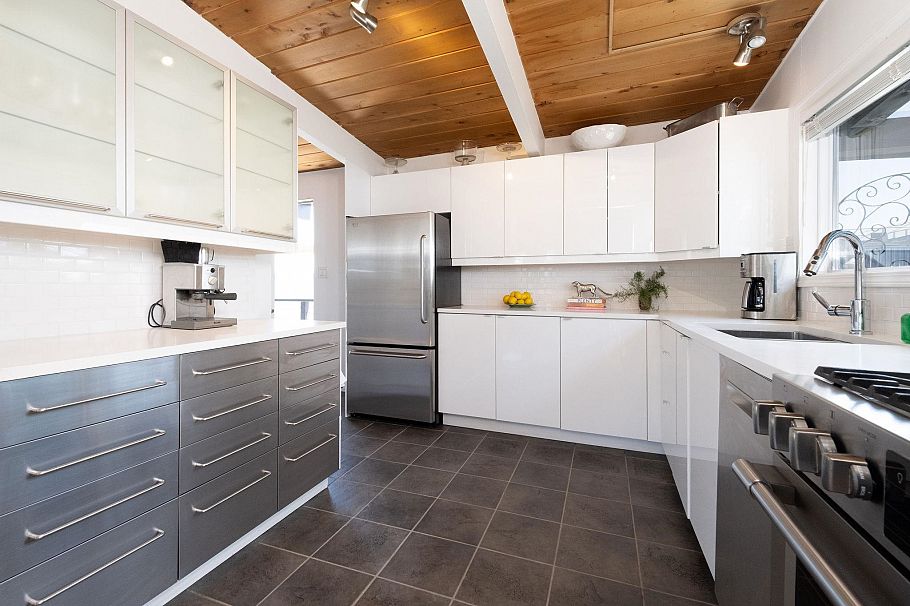 A27 415 W Esplanade Avenue North Vancouver, BC - 16