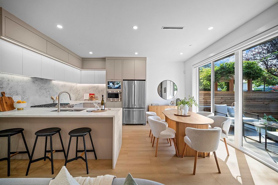 1 3563 E 25th Avenue Vancouver, BC - 2