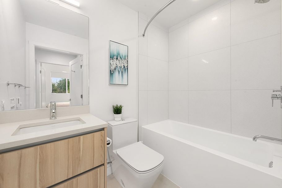 807 W 33rd Avenue Vancouver, BC - 33