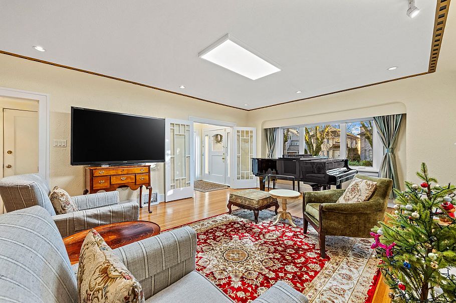 4069 W 14th Avenue Vancouver, BC - 5