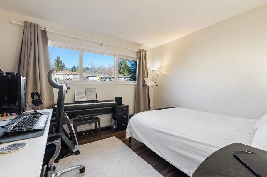 1315 W 15th Street North Vancouver, BC - 18