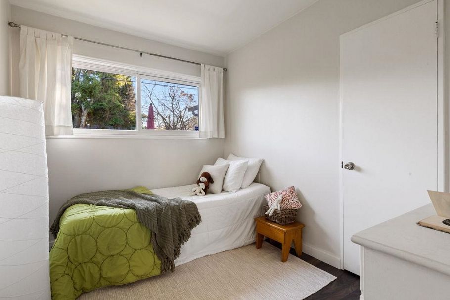 1315 W 15th Street North Vancouver, BC - 17