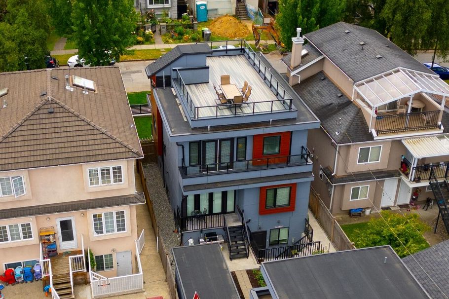 2765 E 27th Avenue Vancouver, BC - 1