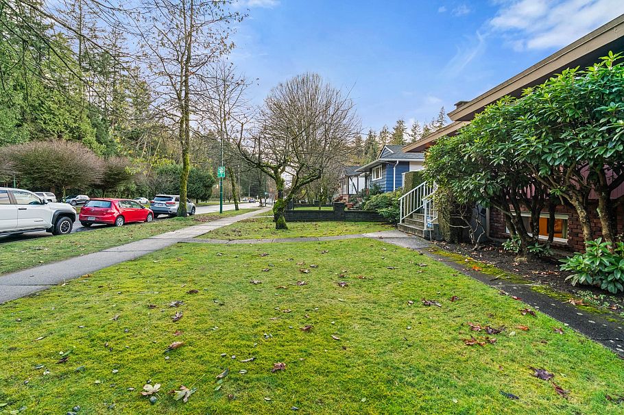 4651 W 16th Avenue Vancouver, BC - 24