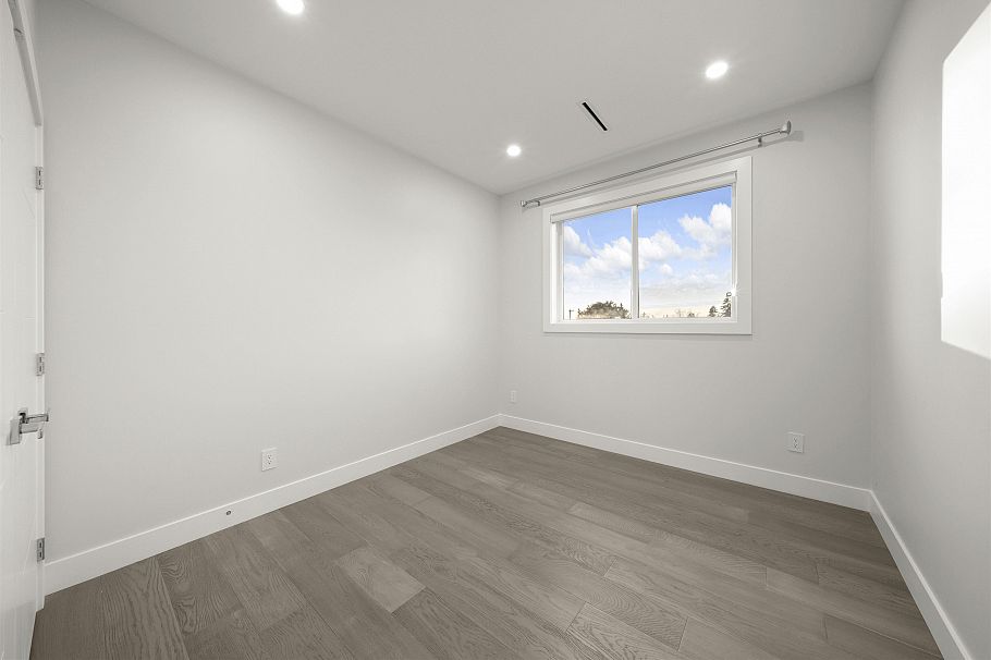 253 W 18th Street North Vancouver, BC - 18