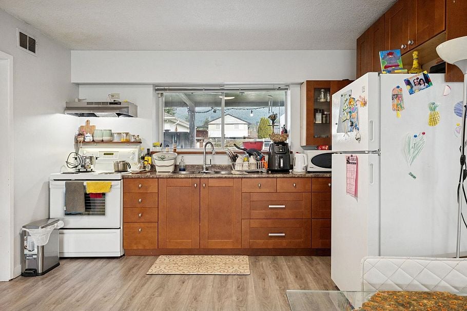 328 E 18th Street North Vancouver, BC - 18