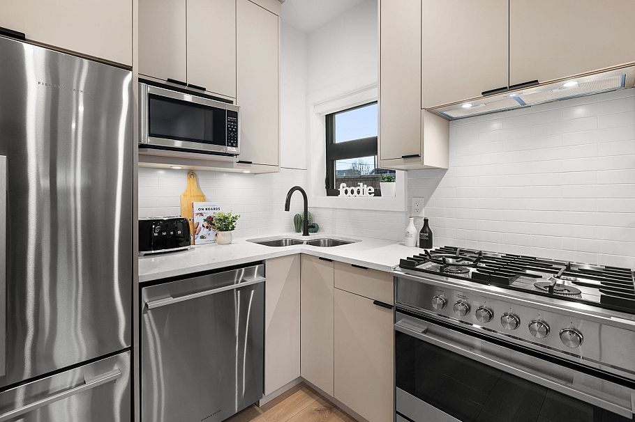 2632 Ward Street Vancouver, BC - 10