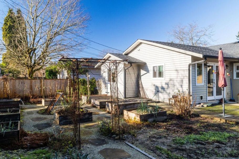 1315 W 15th Street North Vancouver, BC - 23