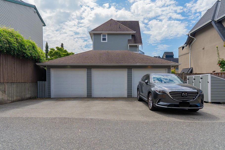 1 252 W 13th Street North Vancouver, BC - 32