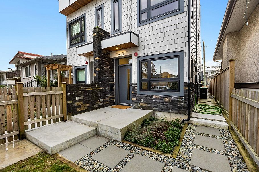 2632 Ward Street Vancouver, BC - 35