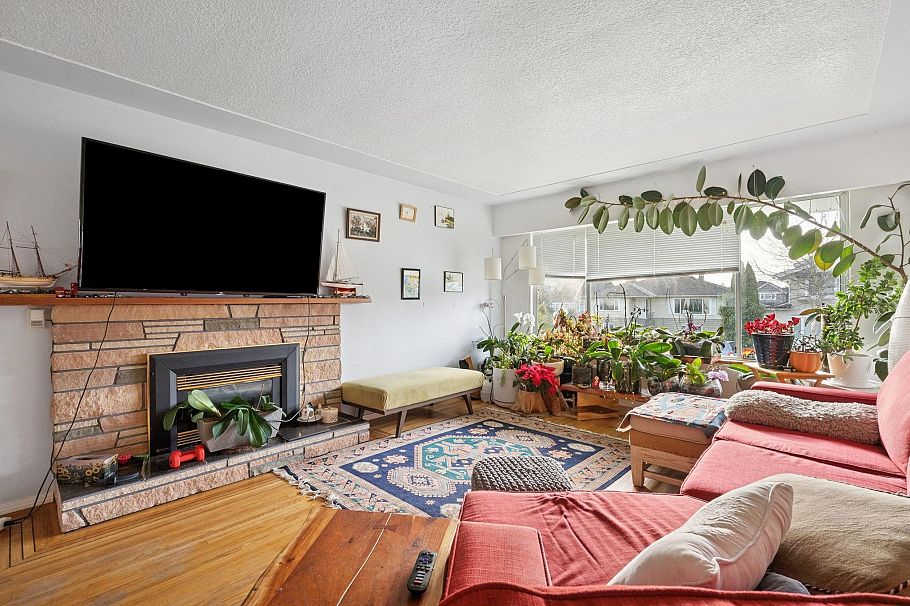 328 E 18th Street North Vancouver, BC - 3