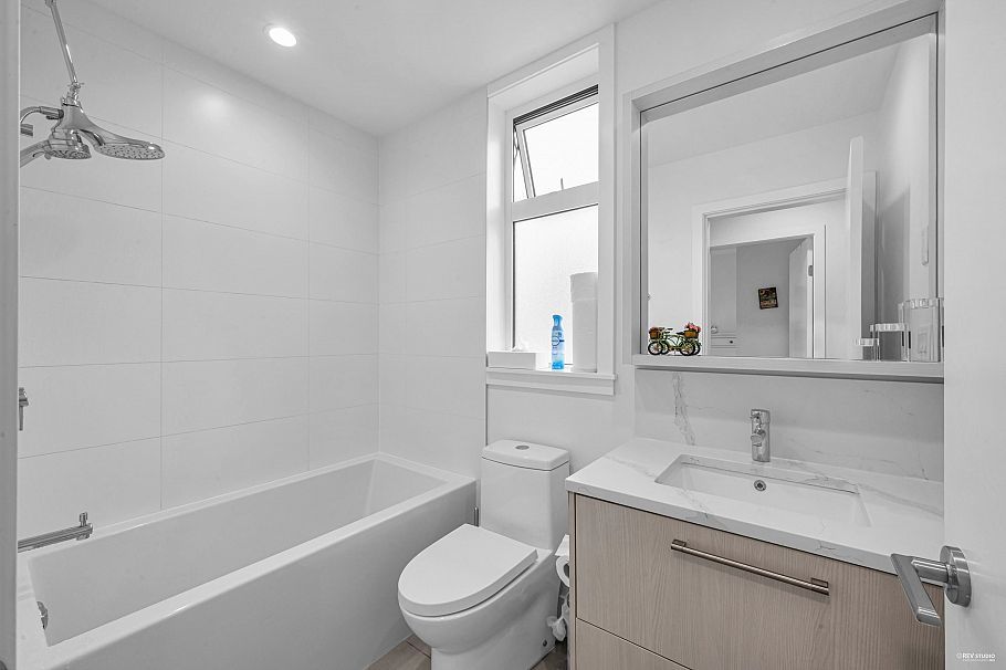 101 2035 Glenaire Drive North Vancouver, BC - 23