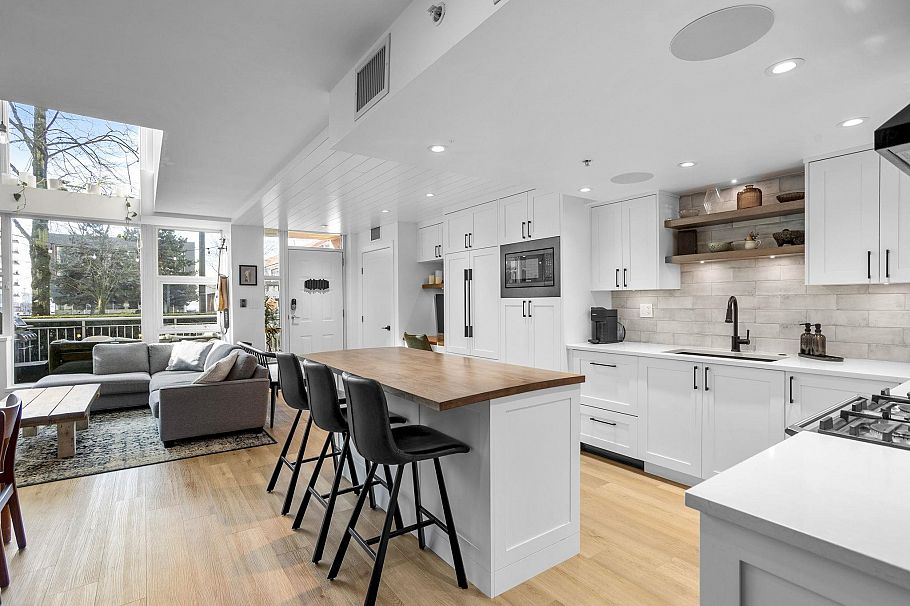 TH2 168 E Esplanade Avenue North Vancouver, BC - 1