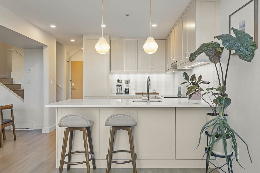 301 418 E Broadway Vancouver, BC - 5