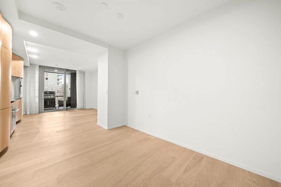 802 1568 Alberni Street Vancouver, BC - 3