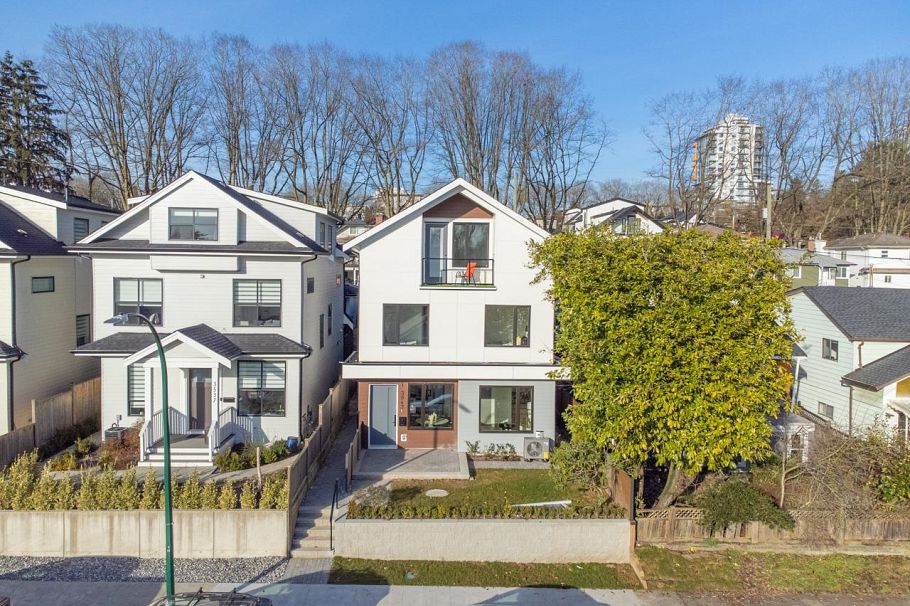 2 3547 E Georgia Street Vancouver, BC - 1