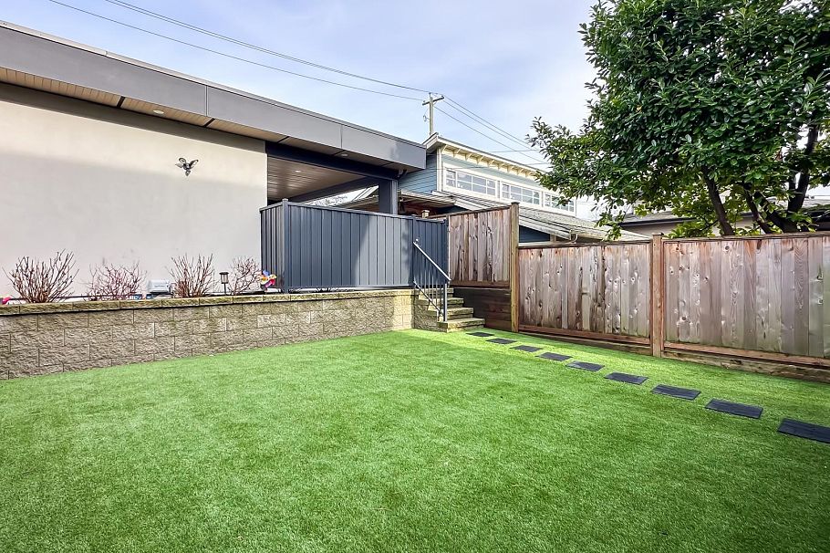 338 E 5th Street North Vancouver, BC - 32