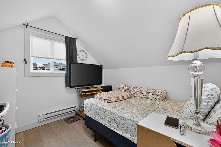 1052 E 50th Avenue Vancouver, BC - 5