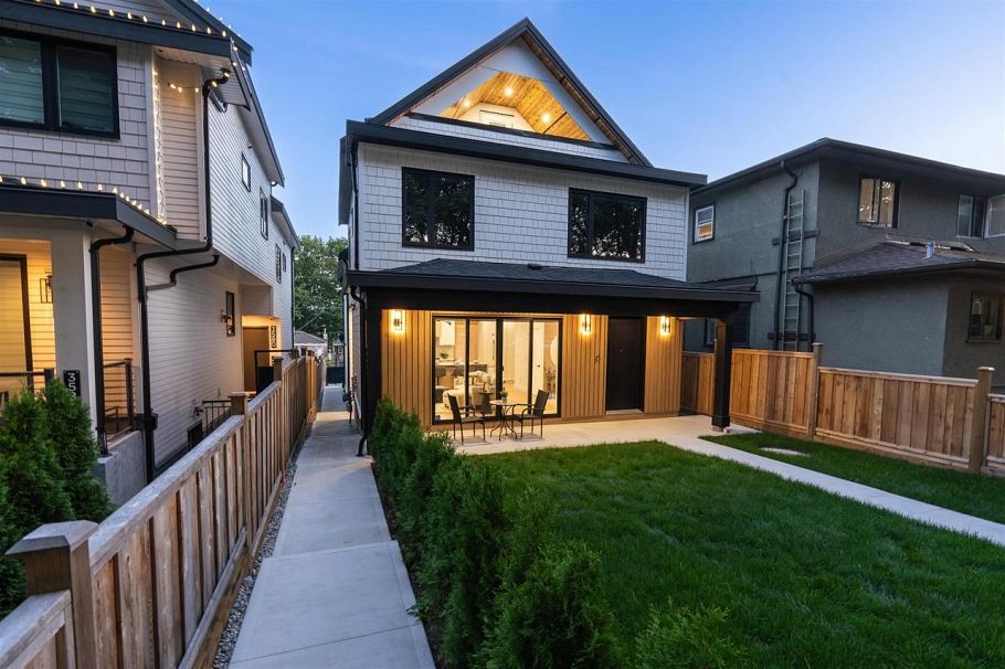 1 3576 E Pender Street Vancouver, BC - 31