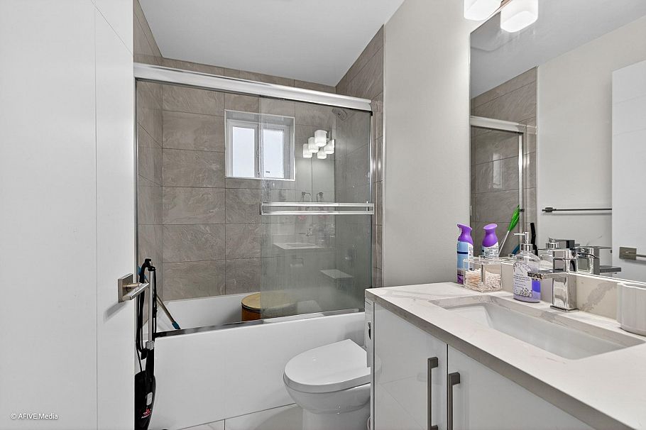 1052 E 50th Avenue Vancouver, BC - 9