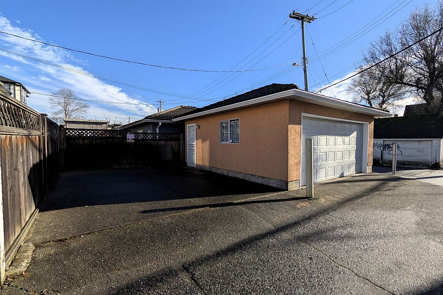 708 E 49th Avenue Vancouver, BC - 27