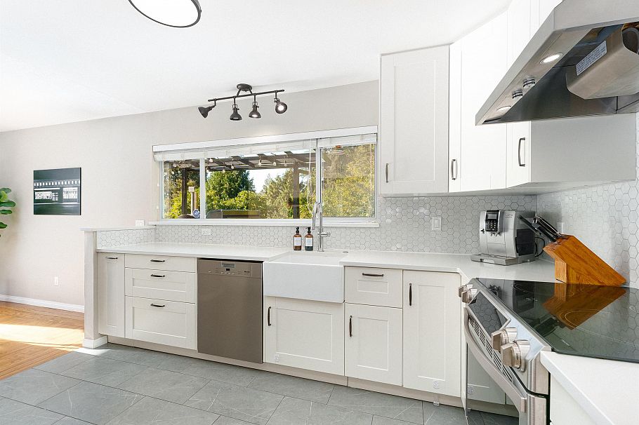 799 Plymouth Drive North Vancouver, BC - 16