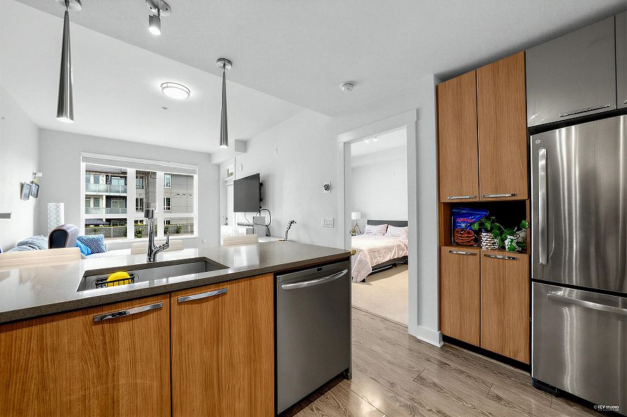 307 733 W 14 Street North Vancouver, BC - 2