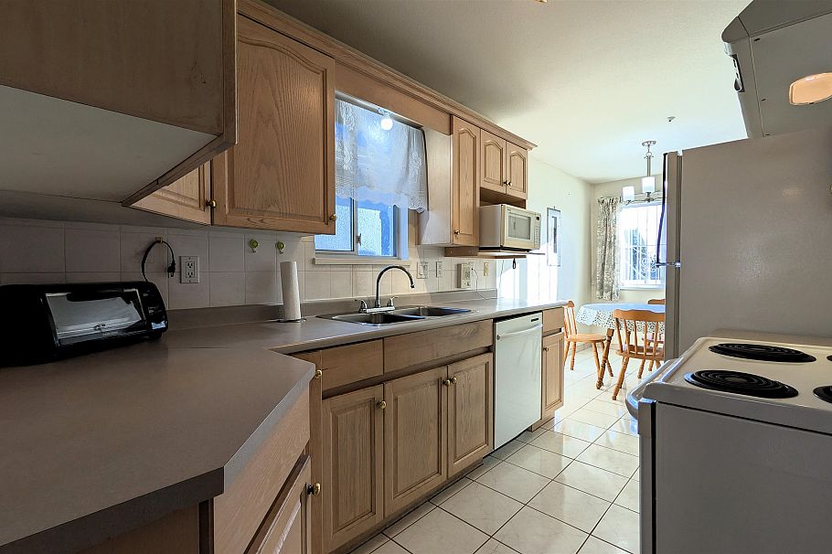 708 E 49th Avenue Vancouver, BC - 5