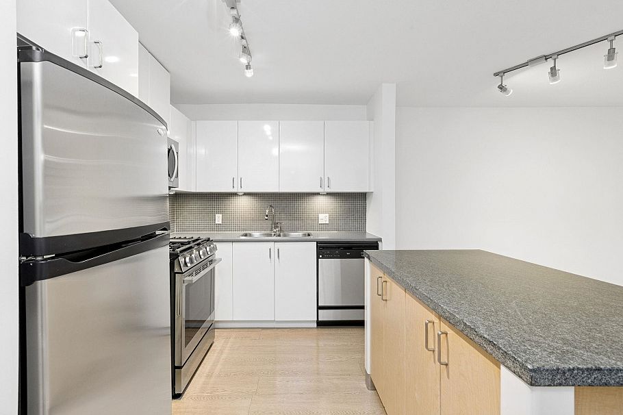 104 175 W 1st Street North Vancouver, BC - 9