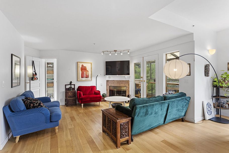 402 4688 W 10th Avenue Vancouver, BC - 5