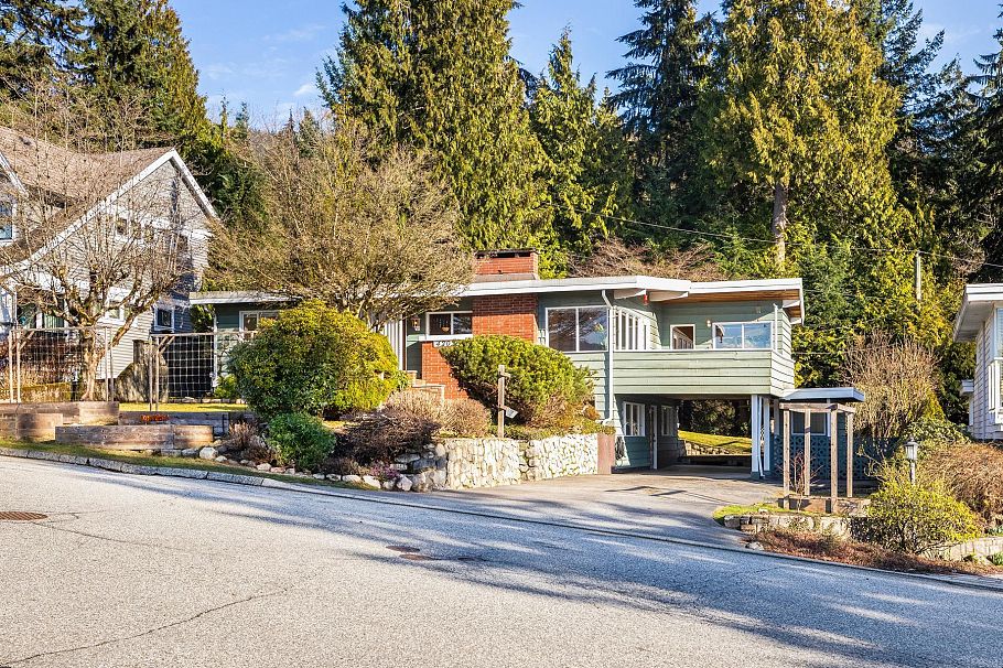 4202 Skyline Drive North Vancouver, BC - 2