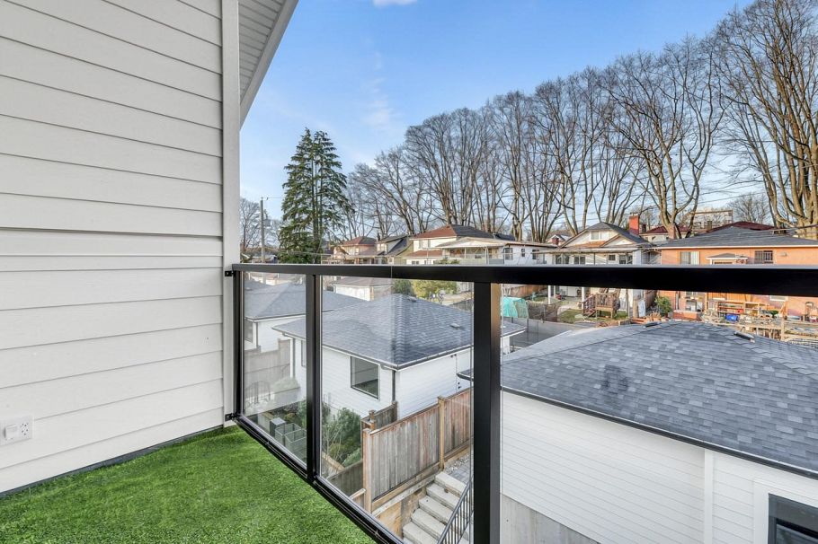 2 3547 E Georgia Street Vancouver, BC - 30