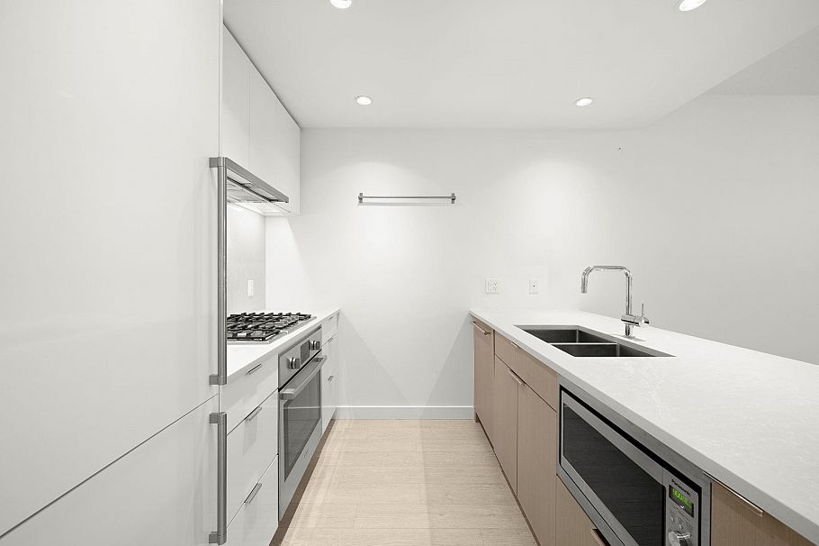 203 7928 Yukon Street Vancouver, BC - 3