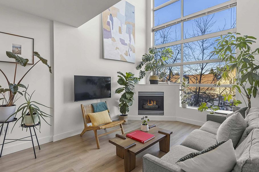 301 418 E Broadway Vancouver, BC - 1