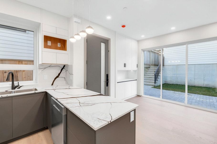 2 3547 E Georgia Street Vancouver, BC - 16