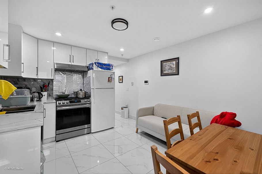 1052 E 50th Avenue Vancouver, BC - 20