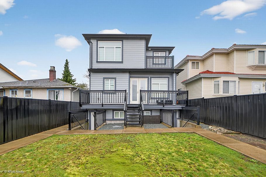 1052 E 50th Avenue Vancouver, BC - 2