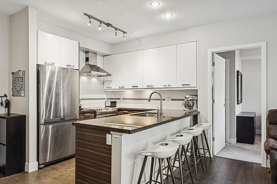 302 1273 Marine Drive North Vancouver, BC - 2