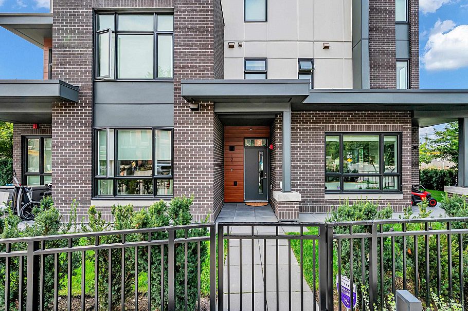 101 2035 Glenaire Drive North Vancouver, BC - 2