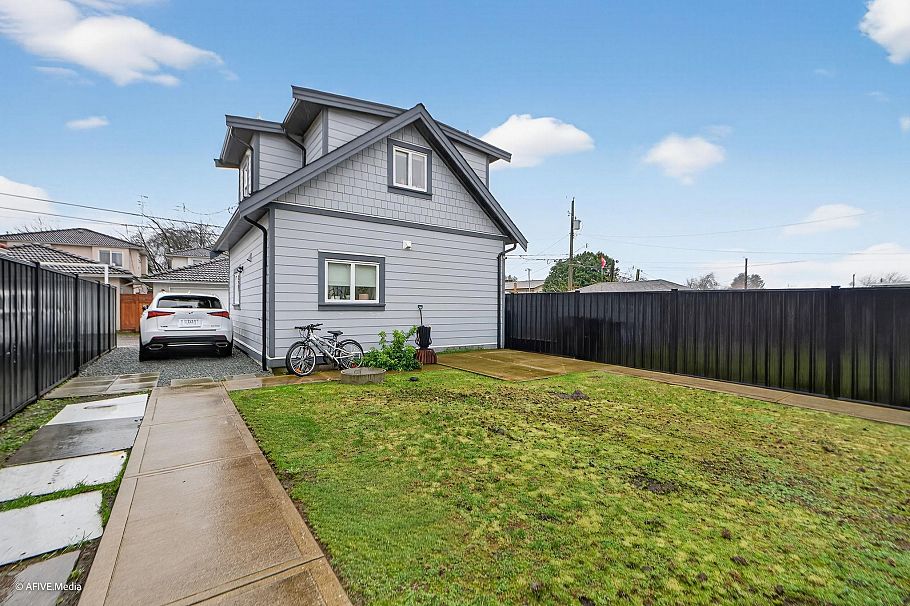 1052 E 50th Avenue Vancouver, BC - 12