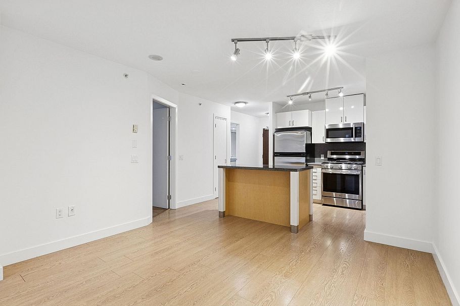 104 175 W 1st Street North Vancouver, BC - 6