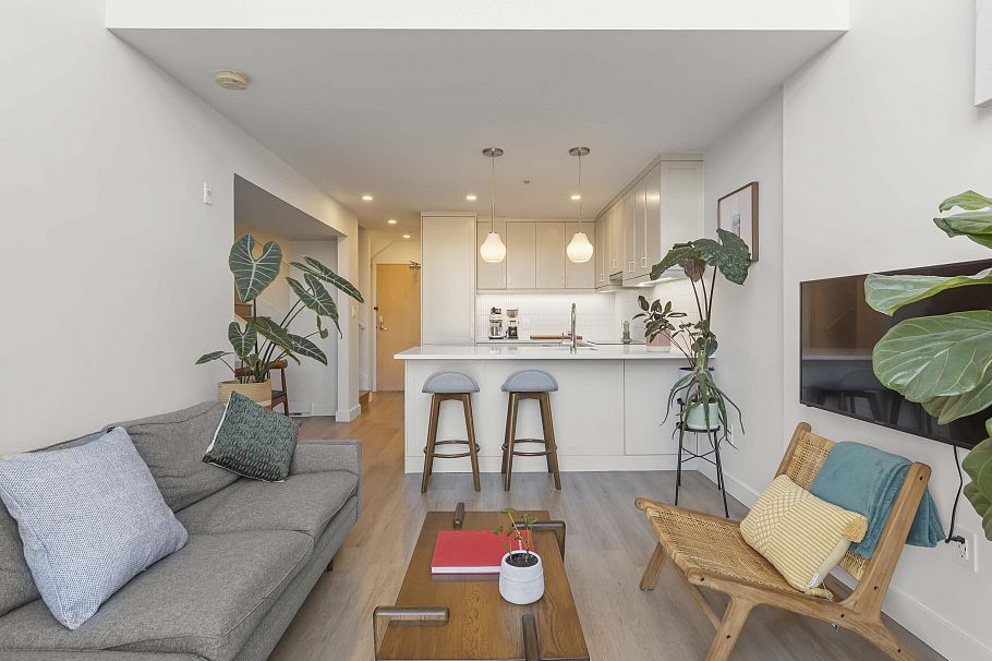 301 418 E Broadway Vancouver, BC - 4