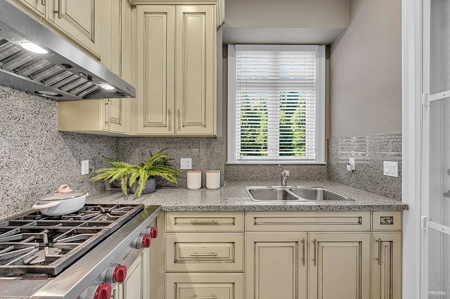 2069 W 28th Avenue Vancouver, BC - 24