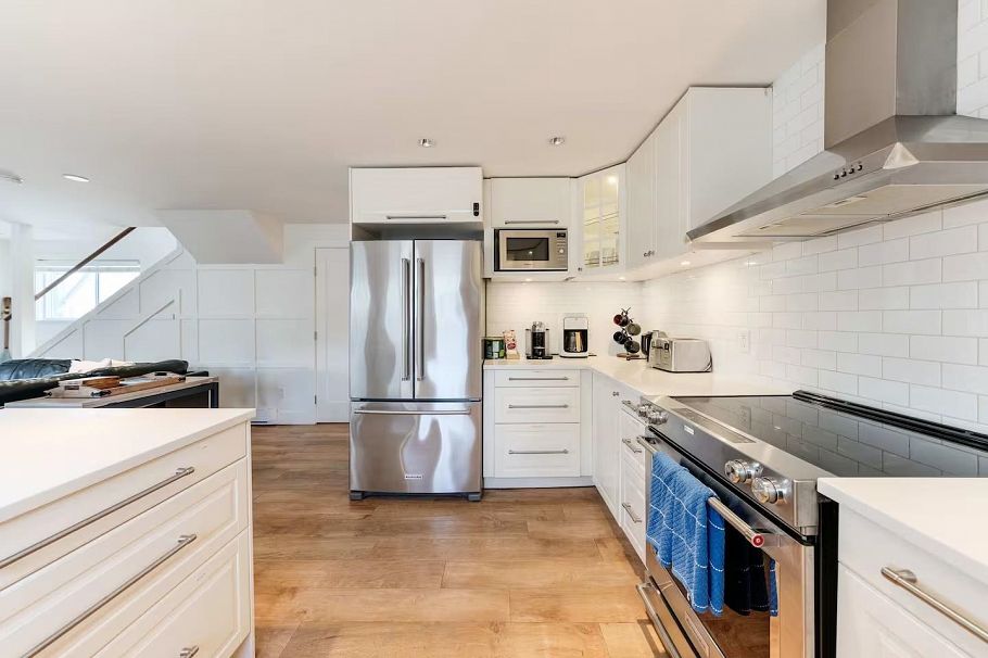 A015 415 Esplanade Avenue North Vancouver, BC - 3